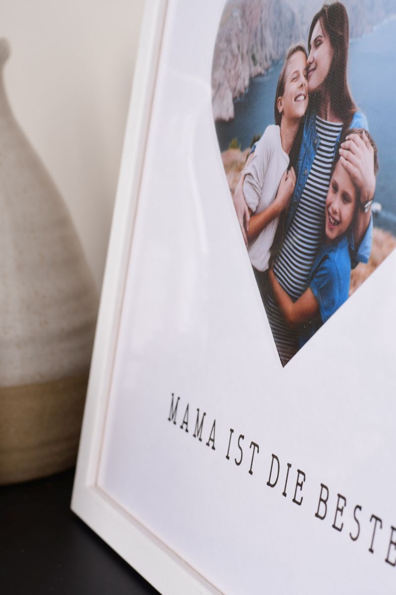 Nahaufnahme eines Bilderrahmens 30x30 in Weiss mit Herzausschnitt für Mama